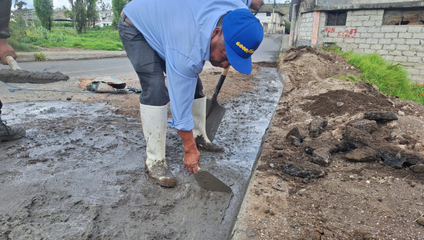 MANTENIMIENTO DE LA CALZADA EN LA CALLE JULIO CÉSAR ORTIZ